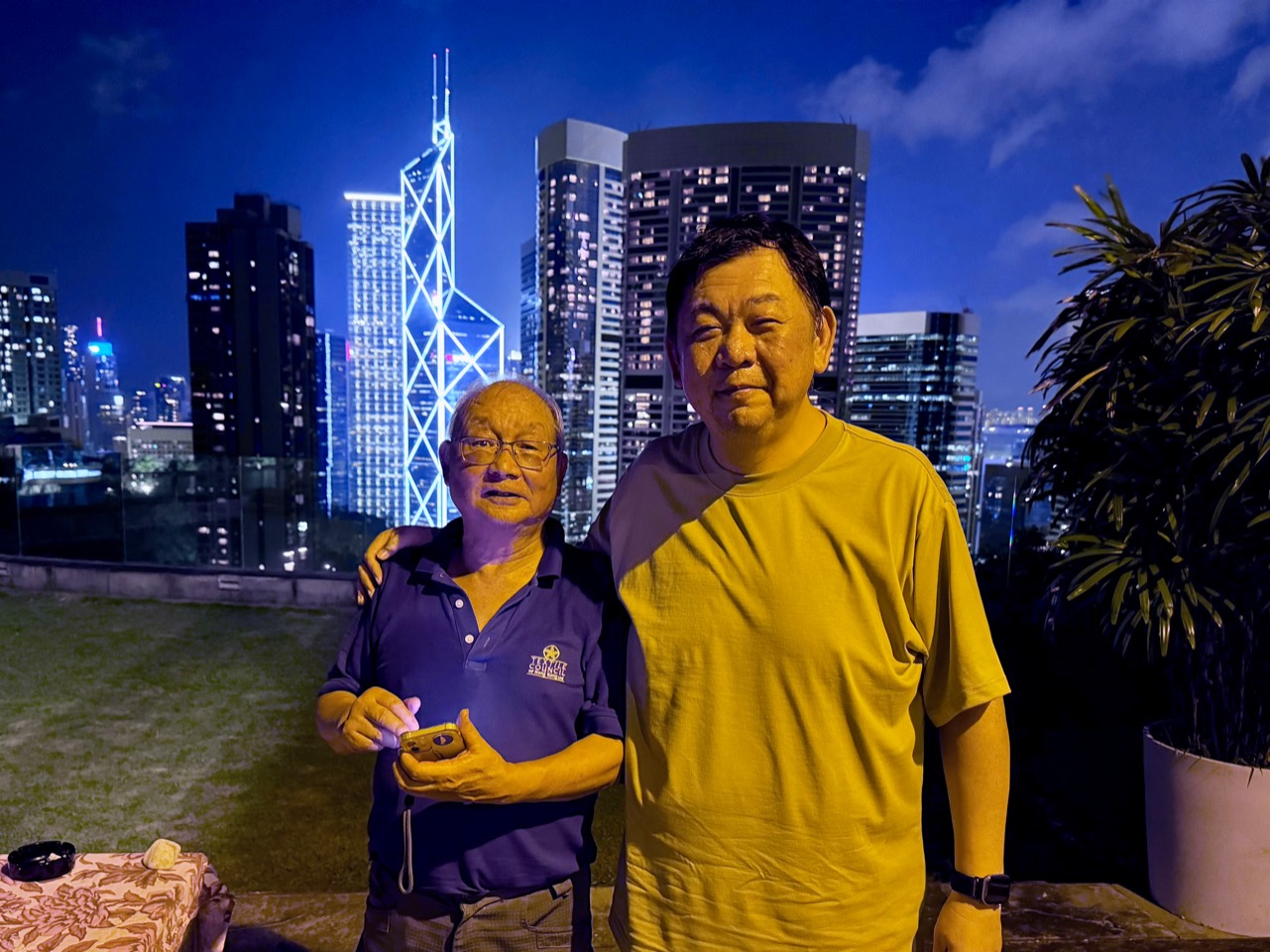 Hanten 與 YGM 主席陳永燊與墨石資本代表於香港半山夜景前合影
